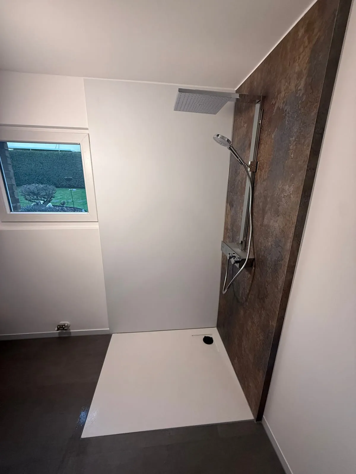 Bodengleiche Dusche mit fugenloser Bronze-Akzentwand